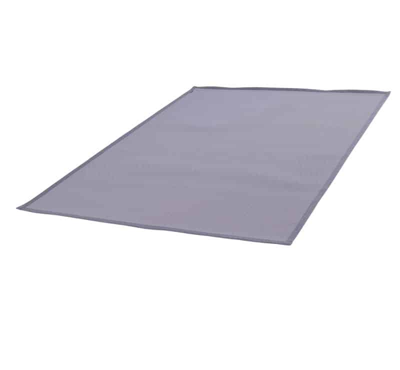 Alfombra Sunbrella® MATTEO M - Hartman® de color gris, estirada sobre fondo blanco