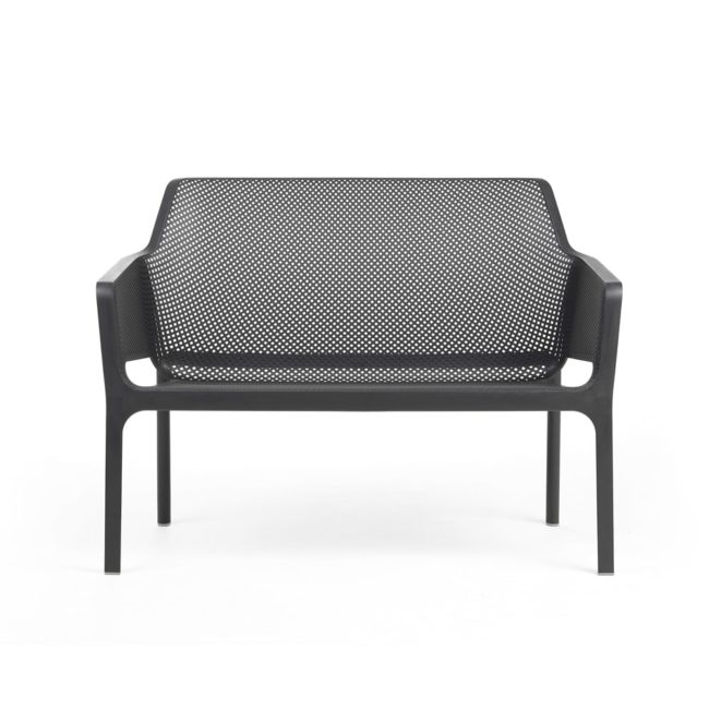 Banco Net en color antracita, es un sofá de dos plazas, con el asiento y el respaldo con un patrón de ranuras en red.