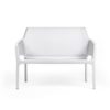 Banco Net en color blanco, es un sofá de dos plazas, con el asiento y el respaldo con un patrón de ranuras en red.