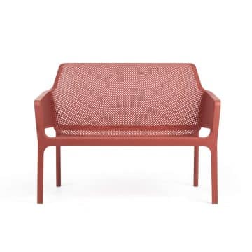Banco Net en color coral, es un sofá de dos plazas, con el asiento y el respaldo con un patrón de ranuras en red.