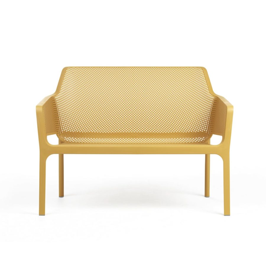 Banco Net en color mostaza , es un sofá de dos plazas, con el asiento y el respaldo con un patrón de ranuras en red.