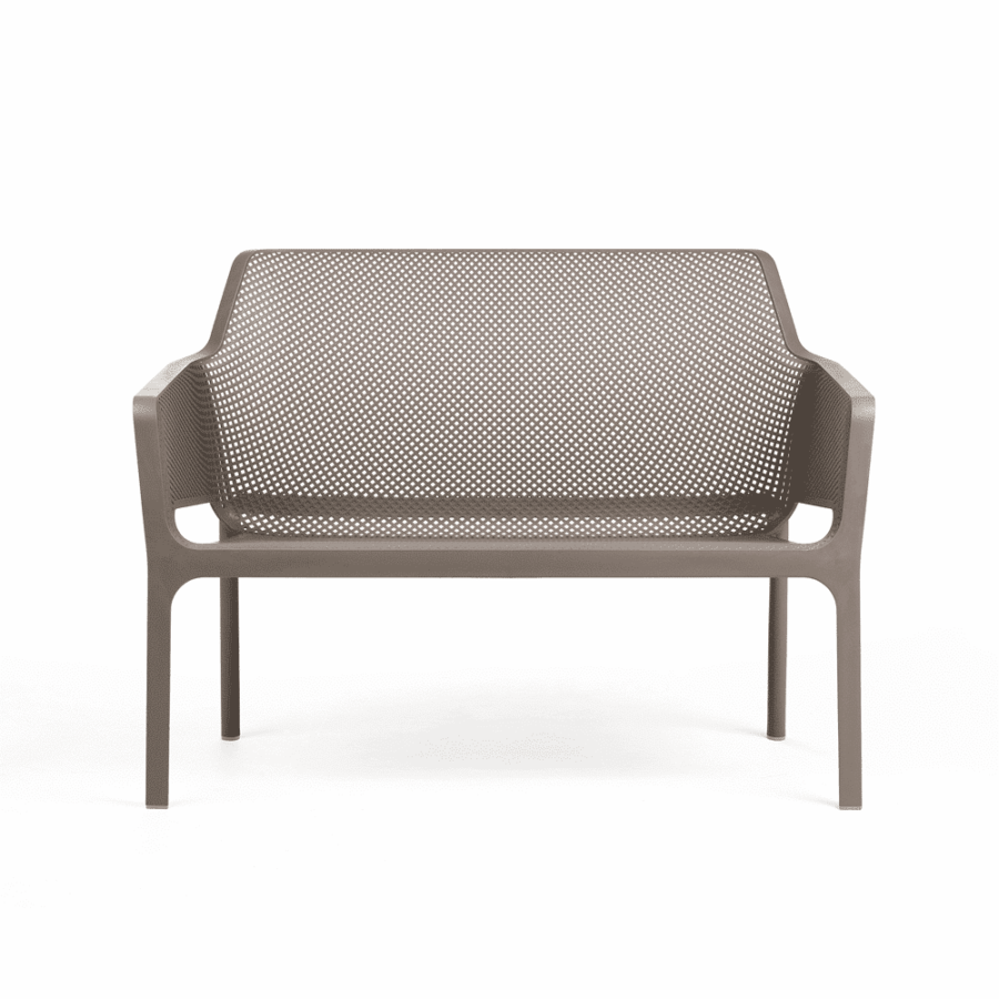 Banco Net en color tortora (marrón), es un sofá de dos plazas, con el asiento y el respaldo con un patrón de ranuras en red.