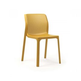 Silla BIT de color mostaza. Sin brazos, hecha de una sola pieza y con el asiento y el respaldo con un patrón de ranuras cuadradas y redondeadas que forman una red