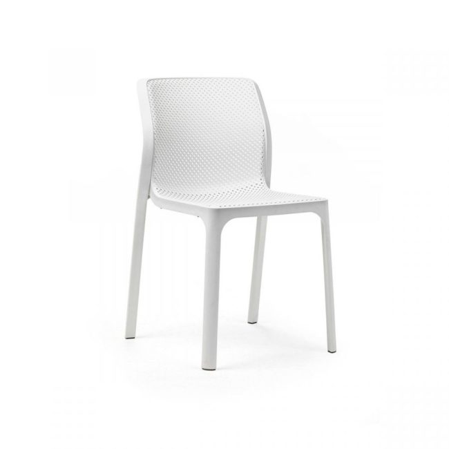 Silla BIT de color blanco. Sin brazos, hecha de una sola pieza y con el asiento y el respaldo con un patrón de ranuras cuadradas y redondeadas que forman una red