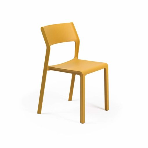 silla TRILL Bistrot Mostaza de lineas simples, patas redondas y respaldo ligeramente curvado y asiento cuadrado de cantos biselados. No tiene reposabrazos.