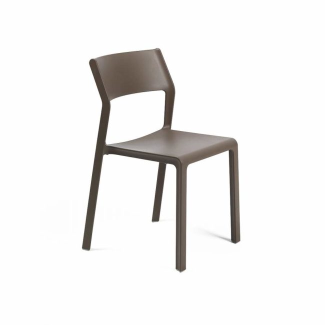 silla TRILL Bistrot Tabacco de lineas simples, patas redondas y respaldo ligeramente curvado y asiento cuadrado de cantos biselados. No tiene reposabrazos.