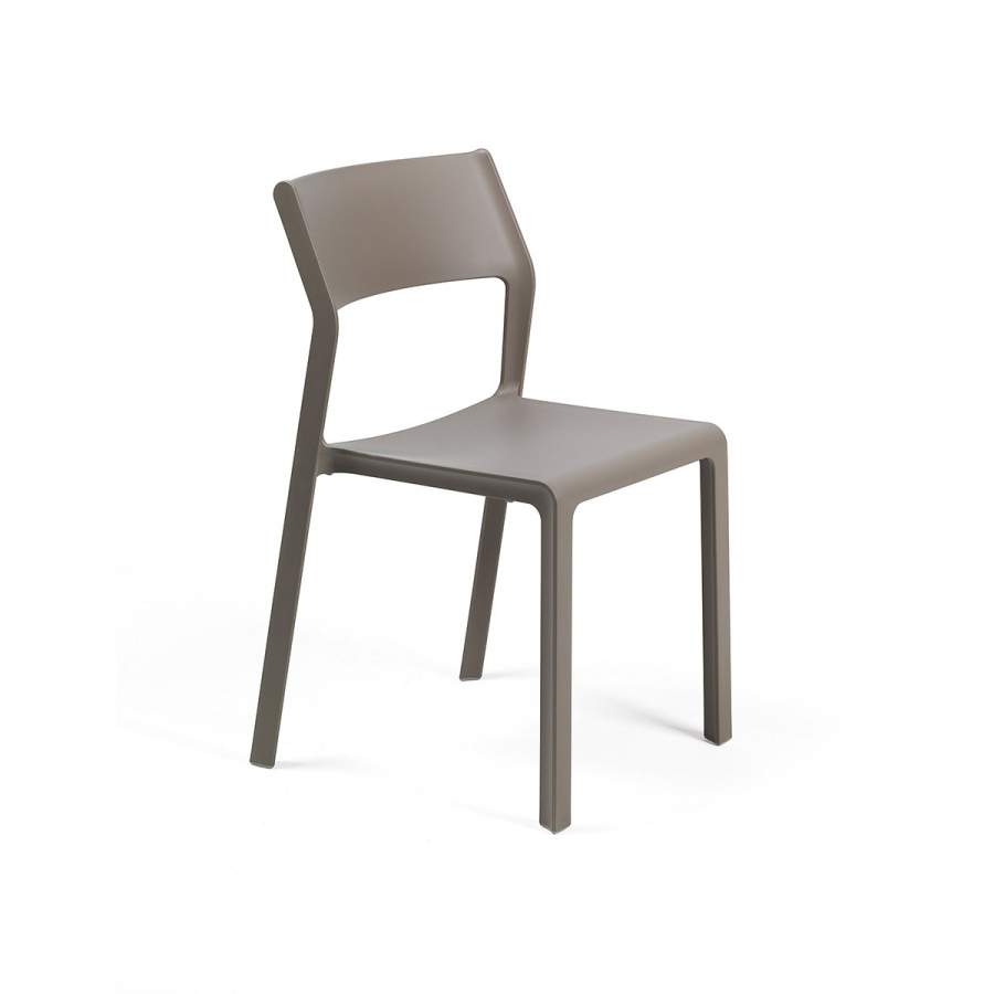 silla TRILL Bistrot Tortora de lineas simples, patas redondas y respaldo ligeramente curvado y asiento cuadrado de cantos biselados. No tiene reposabrazos.