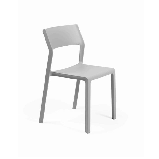silla TRILL Bistrot Gris de lineas simples, patas redondas y respaldo ligeramente curvado y asiento cuadrado de cantos biselados. No tiene reposabrazos.
