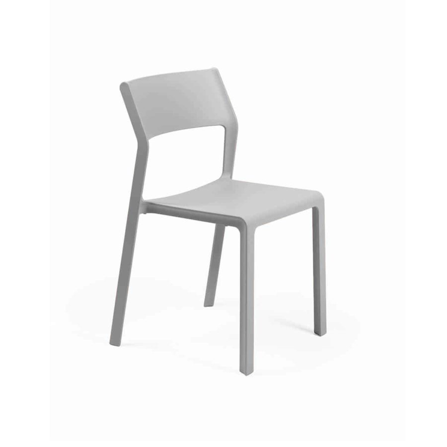 silla TRILL Bistrot Gris de lineas simples, patas redondas y respaldo ligeramente curvado y asiento cuadrado de cantos biselados. No tiene reposabrazos.