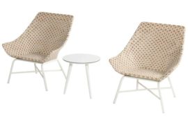 Sillón Delphine honey set, dos sillones moca con una mesa en medio blanca ligeramente girado a la izquierda y sobre fondo blanco