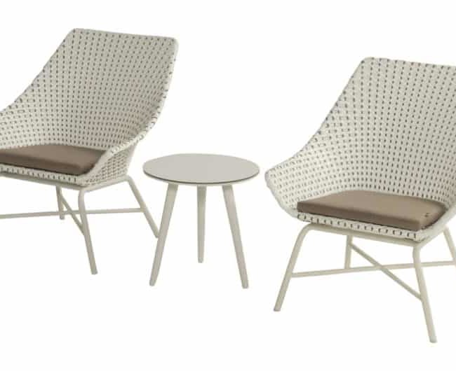 Sillón Delphine mocca set, dos sillones moca con una mesa en medio blanca ligeramente girado a la izquierda y sobre fondo blanco