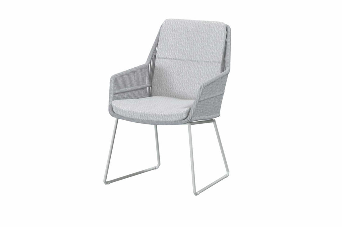 Silla de comedor VALENCIA con la estructura en Frozen, gris claro de 4 Seasons Outdoor Se trata de una silla con la estructura recubierta de cuerdas en un tono gris claro un pelín más oscuro que el de los 2 cojines (respaldo y asiento) y la estructura