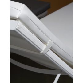 Cojín tumbona NAUTIC de Ezpeleta en blanco colocado sobre una tumbona blanca donde se ve cómo se engancha a ella con la tira posterior de la colchoneta
