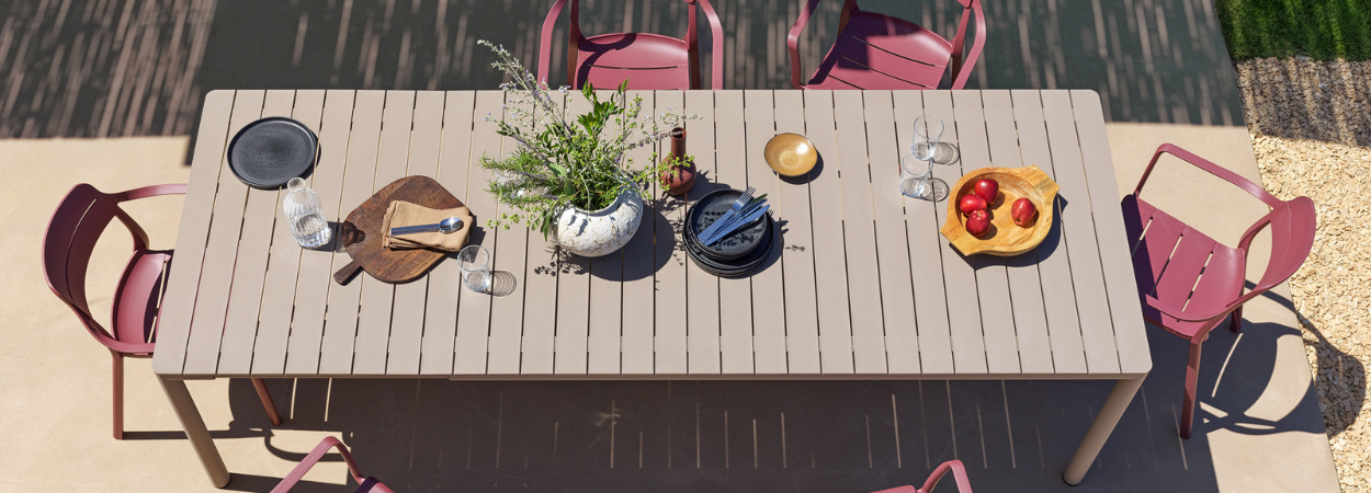 The colors that will transform your terrace this summer