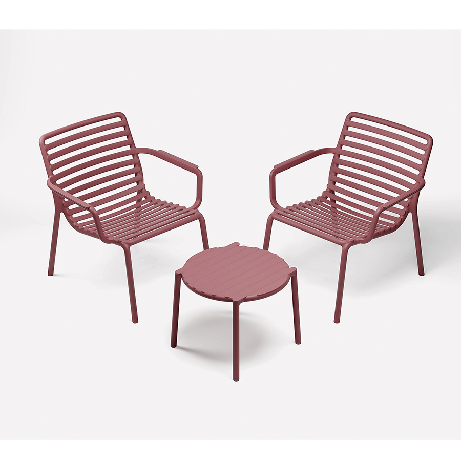 Sillón DOGA Relax - Nardi Marsala dos sillones con una mesa DOGA delante