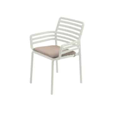Cojín DOGA Armchair en lino es un tono beige tostado, está sobre un silla DOGA Armchair blanco. El cojín es para el asiento.