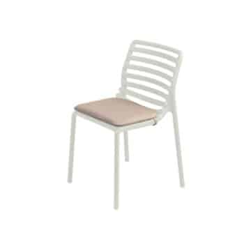 Cojín DOGA Bistrot en lino es un tono beige tostado, está sobre un silla DOGA Bistrot blanca. El cojín es para el asiento.