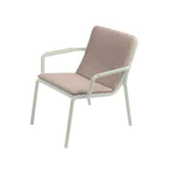 Cojín DOGA Relax en lino es un tono beige tostado, está sobre un sillón DOGA relax blanco. El cojín va desde el respaldo hasta el asiento.