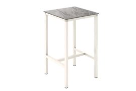 mesa urban 70 x 70 es una mesa alta con reposapiés con la estructura en blanca y el tablero imitando la piedra