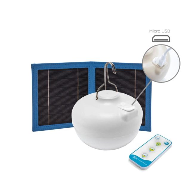 Bombilla CHERRY solar, se ve la bombilla el panel solar para recargarla, el mando a distancia y la entrada de mini usb para recargarla
