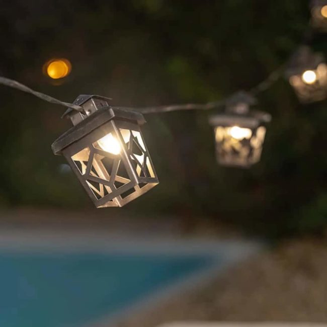 outdoor CHELSEA Led garland next to a pool night light
