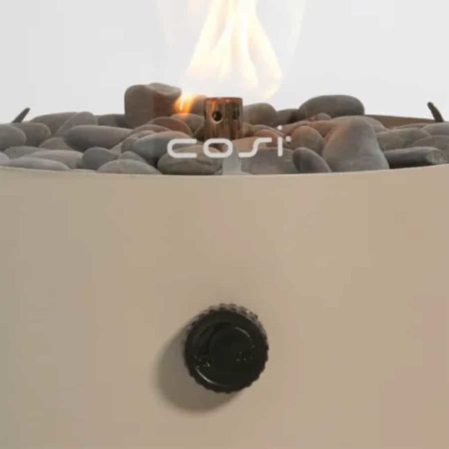 Detalle del botón y la llama de la Linterna de gas Cosiscoop Oriinal XL Taupe de frente sobre fondo blanco
