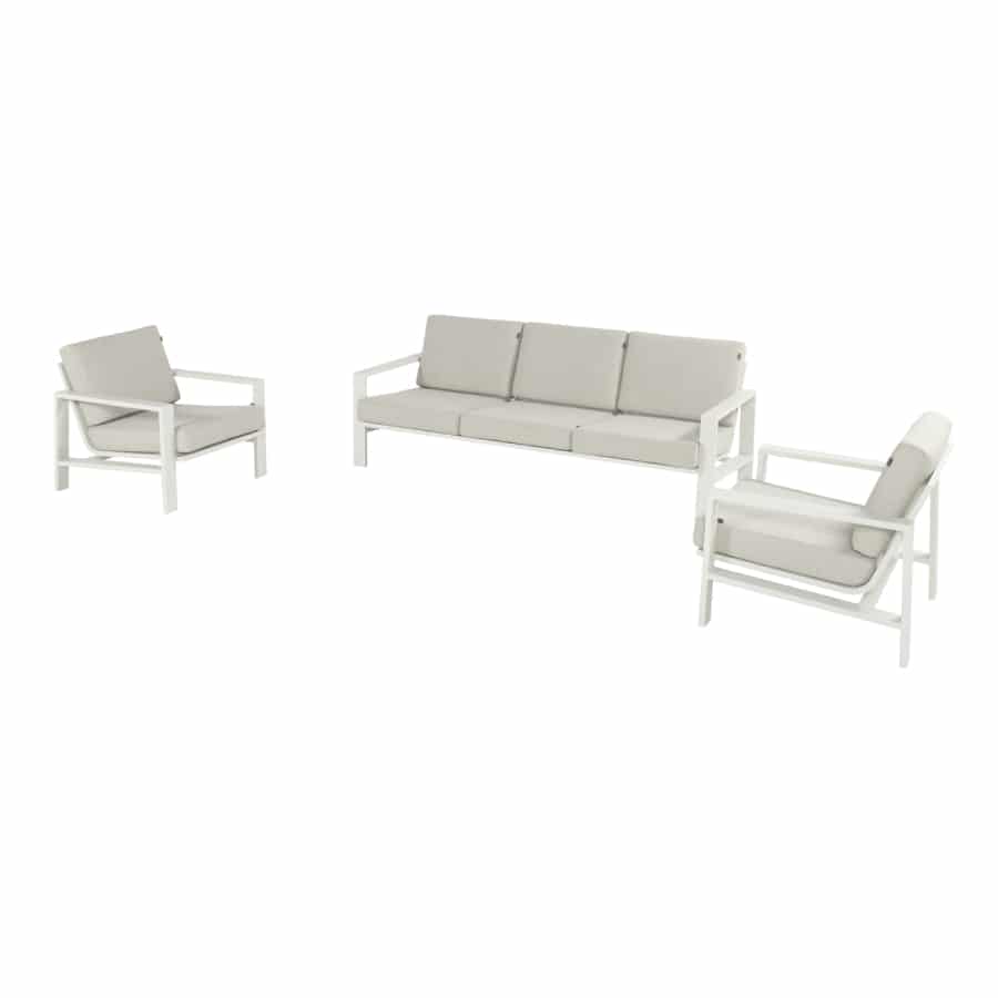 Conjunto Relax Marsala, el sofá de tres plazas situado en medio de los dos sillones, sobre fondo blanco