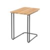 Mesa Auxiliar VERDI estructura tubular delgada en antracita, con forma de C para encajar a la perfección en el sofá. Tablero de lamas de teca biselado y redondeadas las esquinas por la parte delantera y por detrás biseladas pero sin redondear. Vista trasera sobre fondo blanco