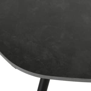 Detalle del tablero de la Mesa de Centro CARRERA L patas finas e inclinadas de aluminio en negro con un tablero de forma triangular y esquinas redondeadas.