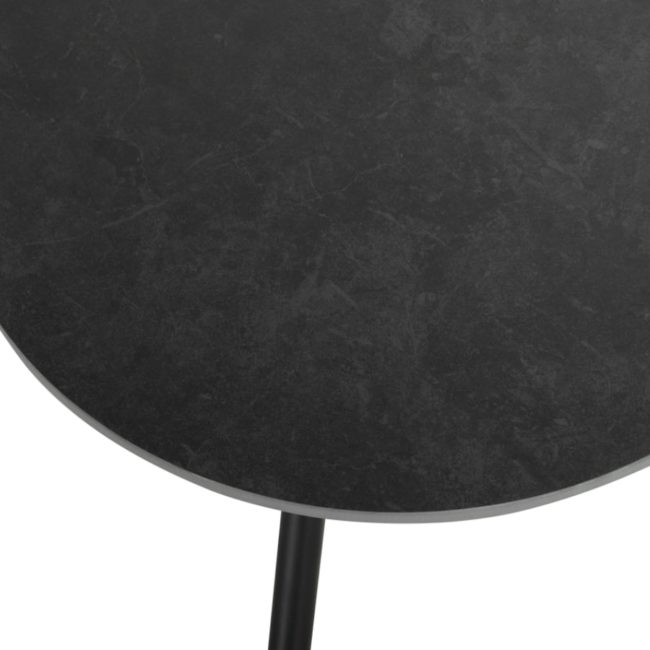 Detalle del tablero de la Mesa de Centro CARRERA S patas finas e inclinadas de aluminio en negro con un tablero cerámico de forma triangular y esquinas redondeadas.