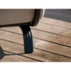 Sillón Winston detalle pie sobre suelo de madera