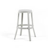 Taburete STACK Maxi de Nardi, en color gesso, un blanco grisáceo o yeso. Encuéntralo en De Tropen tu experto en mobiliario de exterior. Vista frontal. Encuéntralo en De Tropen tu experto en mobiliario de exterior.