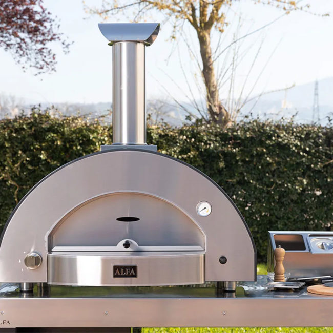 CLASSICO 4 Pizze gas oven over a multifunctional table