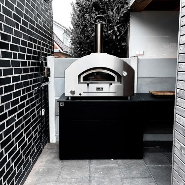 Horno FUTURO 2 Pizze de gas visto de frente montado en una cocina exterior