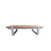 Conjunto jardin Country S de 4 Seasons Outdoor. Se trata de una mesa de aluminio en gris claro que forma la base y las patas en forma de rectángulo que abraza y se entrecruza con los listones de teca del tablero. Quedando a la misma altura y a la vista las patas de la mesa que van en sentido inverso a los listones de teca creando un diseño muy original. Vista frontal sobre fondo blanco.