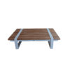 Conjunto jardin Country S de 4 Seasons Outdoor. Se trata de una mesa de aluminio en gris claro que forma la base y las patas en forma de rectángulo que abraza y se entrecruza con los listones de teca del tablero. Quedando a la misma altura y a la vista las patas de la mesa que van en sentido inverso a los listones de teca creando un diseño muy original. Vista frontal ligeramente cenital sobre fondo blanco.