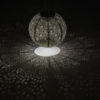 Es una lámpara solar Ø20 FAN encendida en una habitación oscura para que se vea el reflejo que crea el patrón
