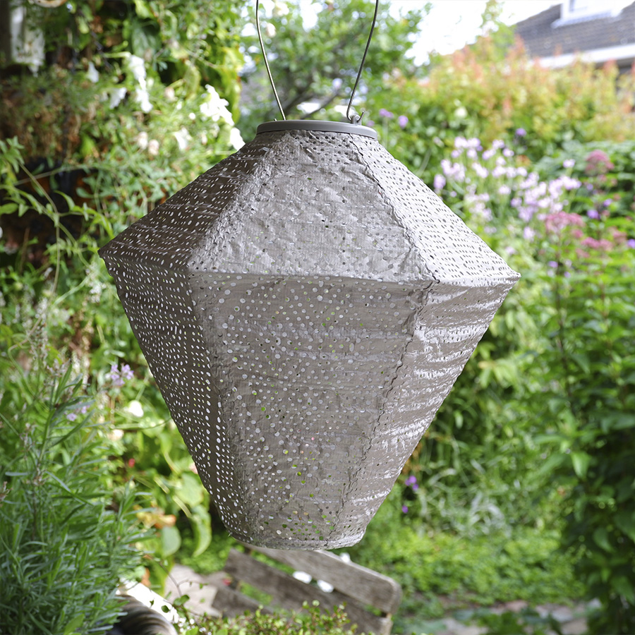 Lámpara Solar Diamond 28 IKAT Taupe - Lumiz se ve en primer plano y detrás un jardín