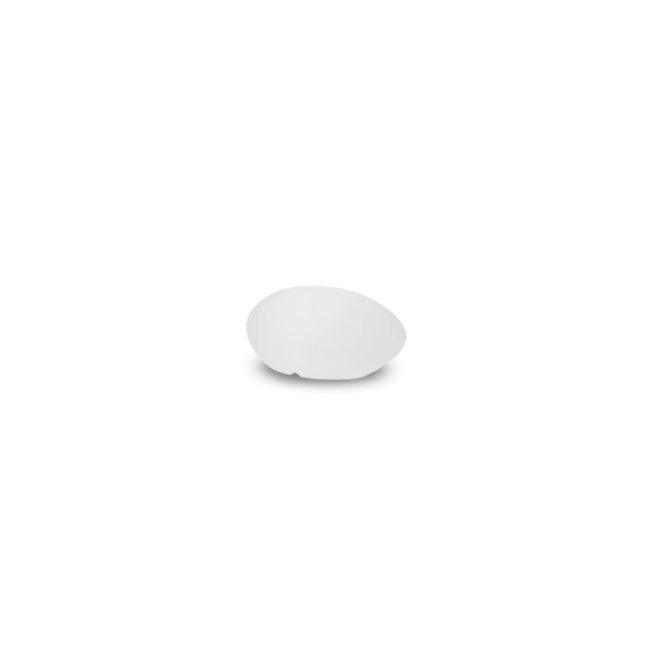Lámpara solar PETRA 40 de NewGarden® iluminada en blanco sobre fondo blanco