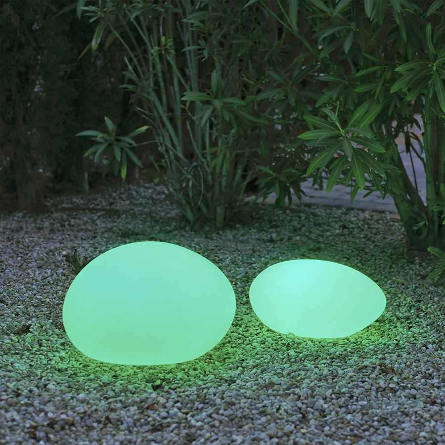 Lámpara solar PETRA 40 y 60 de NewGarden® foto ambiente iluminadas en verde