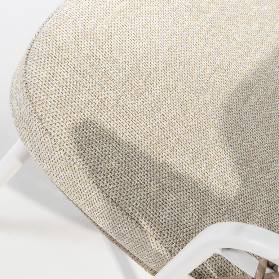 DALIAS Chair - 4 Seasons Outoor® includes seat and back cushions in beige and tan beige. Chair with a white tubular steel structure, embellished with hand-woven hularo wicker around the structure in a toasted beige tone imitating traditional wicker. Detail of the seat cushion on white background.