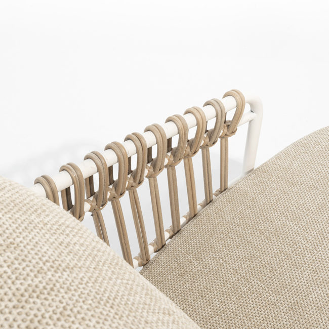 Detail of the wicker braiding on the armrest of the 4 Seasons Outoor® DALIAS Armchair with thick cushions that maximize the comfort of the seat and backrest, marbled in beige and tan beige. Armchair with tubular stainless steel structure in white, embellished with hand-woven hularo wicker around the structure in a toasted beige tone imitating traditional wicker. Right side view on white background. ​