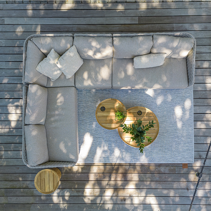 Rinconera Casanova de 4SO® foto ambiente sobre una terraza de madera y rodeada de setos, con el set de mesas Pablo visto desde arriba