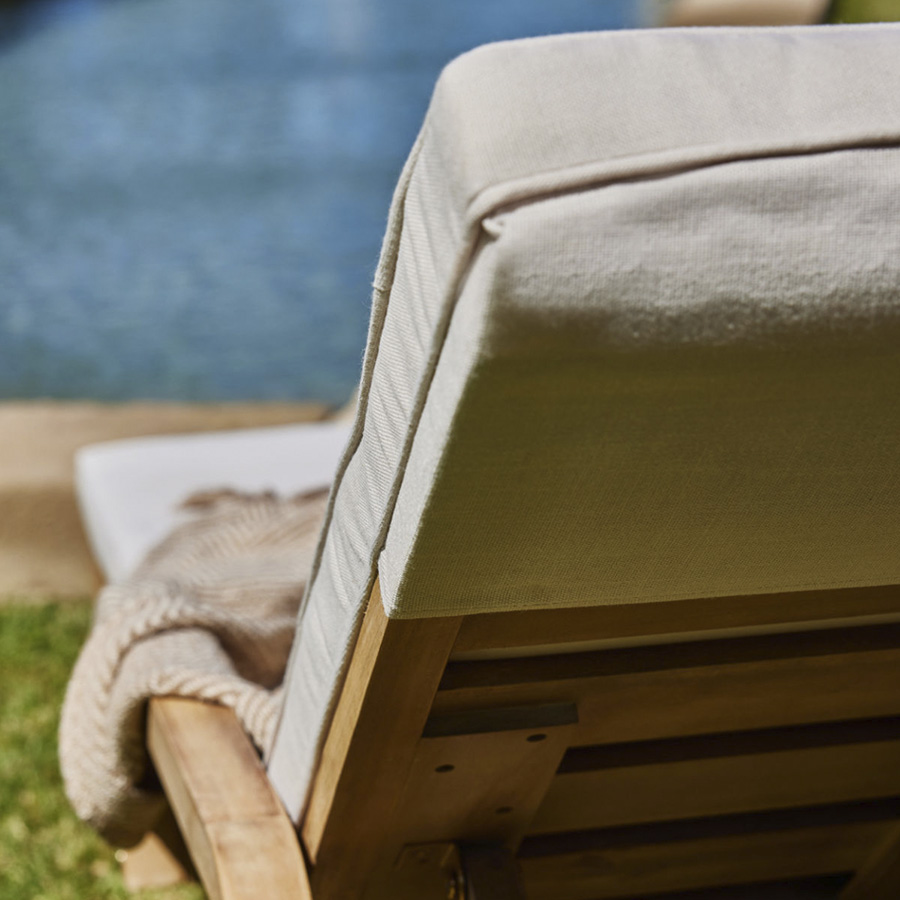 GardenLine Ravona wooden lounger with armrests, cushion with zippers and wheels, adjustable in 4 positions. Detail of the attachment of the cushion to the structure