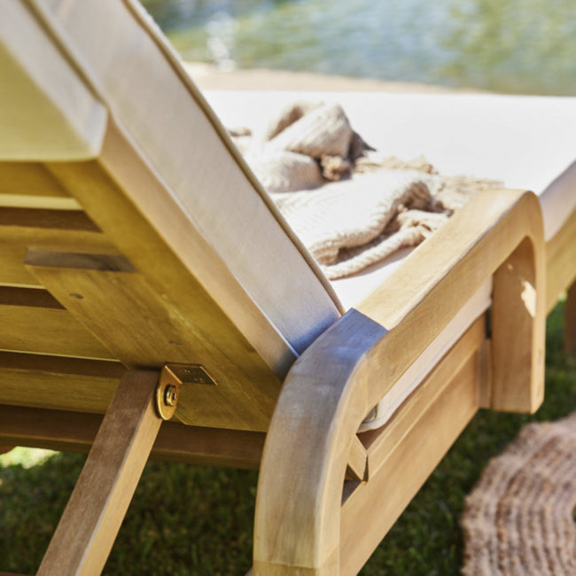 GardenLine Ravona wooden lounger with armrests, cushion with zippers and wheels, adjustable in 4 positions. Detail of the hook to adjust the positions and the armrest seen from behind.