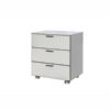 Cocina XL Módulo cajonera de De Tropen. Forma parte de la cocina exterior modular XL. Un armario con tres cajones con ruedas de 800x600x900mm En tonos blancos y grises, la encimera imita al mármol y las puertas son de un gris perla muy luminoso. Vista oblicua sobre fondo blanco.