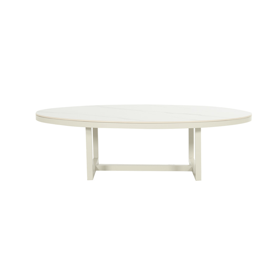 Mesa de centro LUTO de Hartman Una mesa ovalada con tablero cerámico y estructura en aluminio recubierta de pintura en polvo en blanco roto.