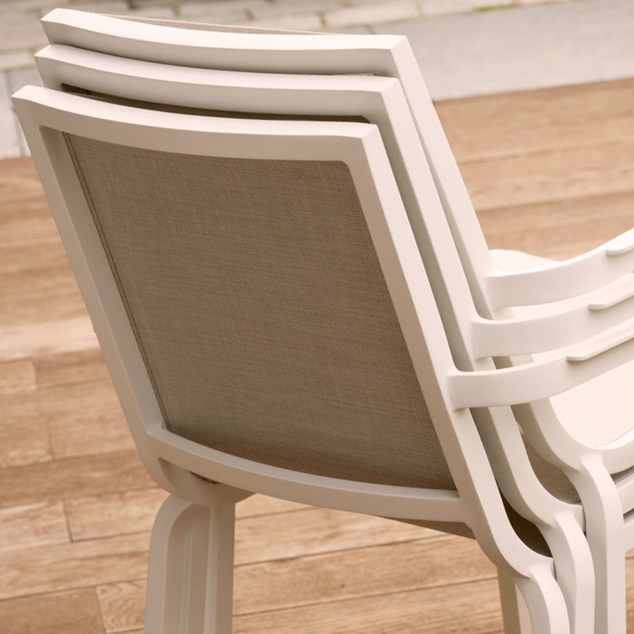 Silla jardín GINA de Hartman® Estructura y reposabrazos de aluminio en blanco y asiento y respaldo de textilene en gris perla. Foto ambiente 3 sillas apiladas