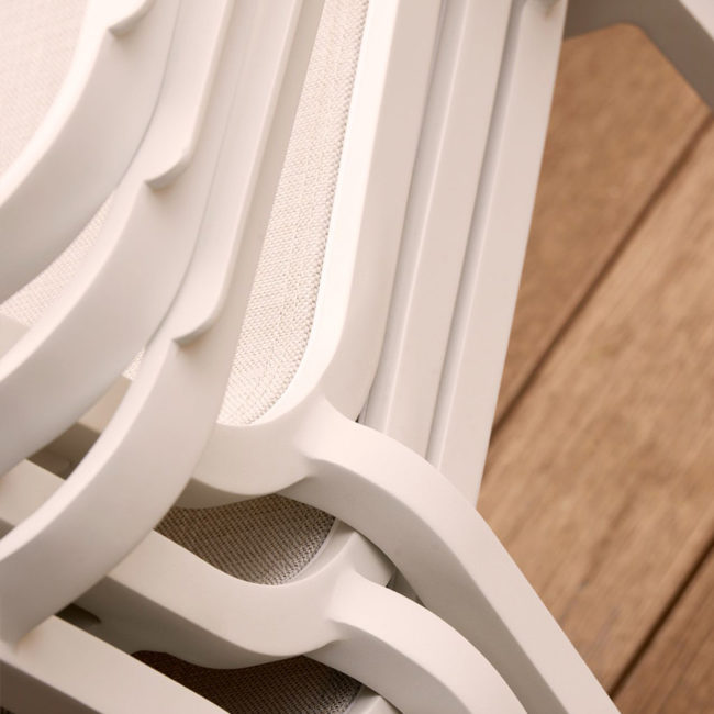 Silla jardín GINA de Hartman® Estructura y reposabrazos de aluminio en blanco y asiento y respaldo de textilene en gris perla. Foto ambiente detalle 3 sillas apiladas