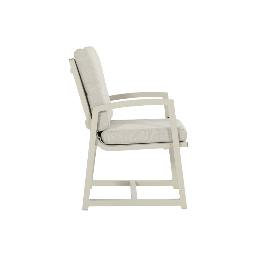 Silla jardín GIO de Hartman® una silla de aluminio robusta y elegante en un tono blanco roto, con cojines tanto para el asiento como el respaldo jaspeados en blanco roto y beige. Cómoda y especial para exterior. Vista lateral